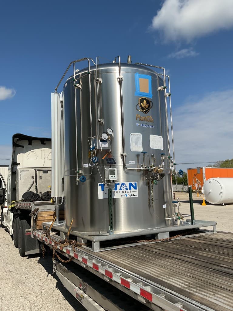 Vertical cryogenic CO₂ tank on transport with partner branding